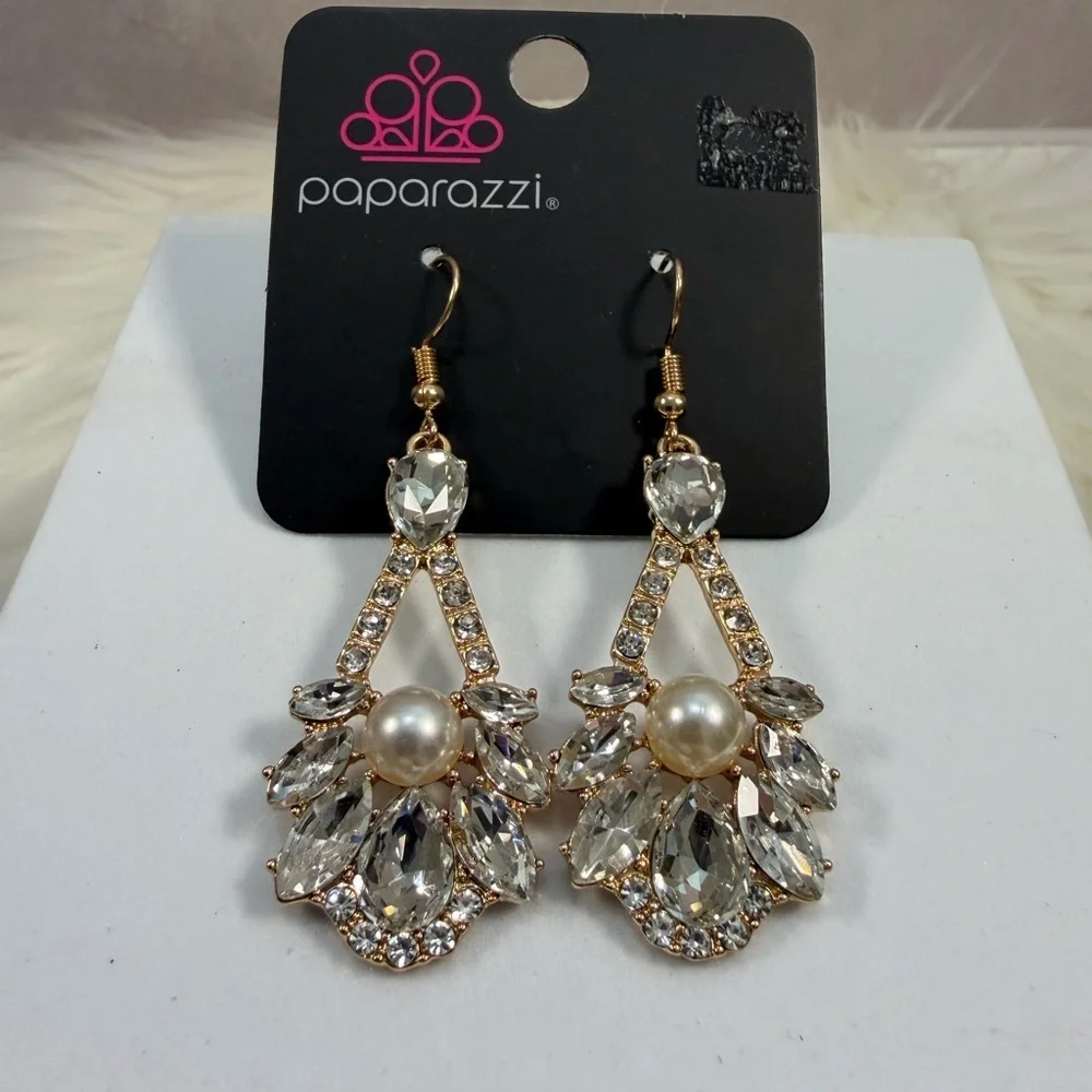 🩷5/$10🩷 paparazzi Gold-Tone Crystal & Pearl Chandelier Earrings - White